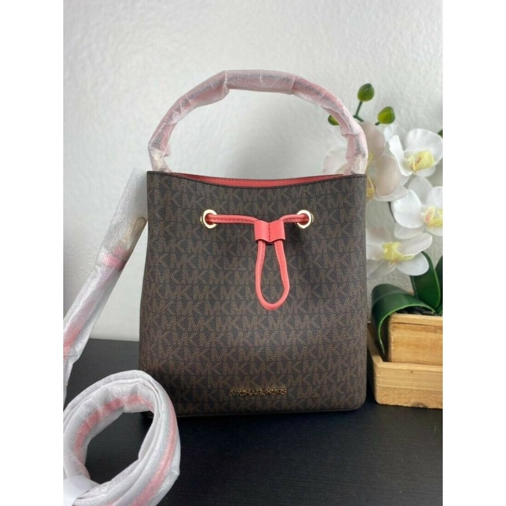 MICHAEL KORS SURI MEDIUM BUCKET BAG MESSENGER